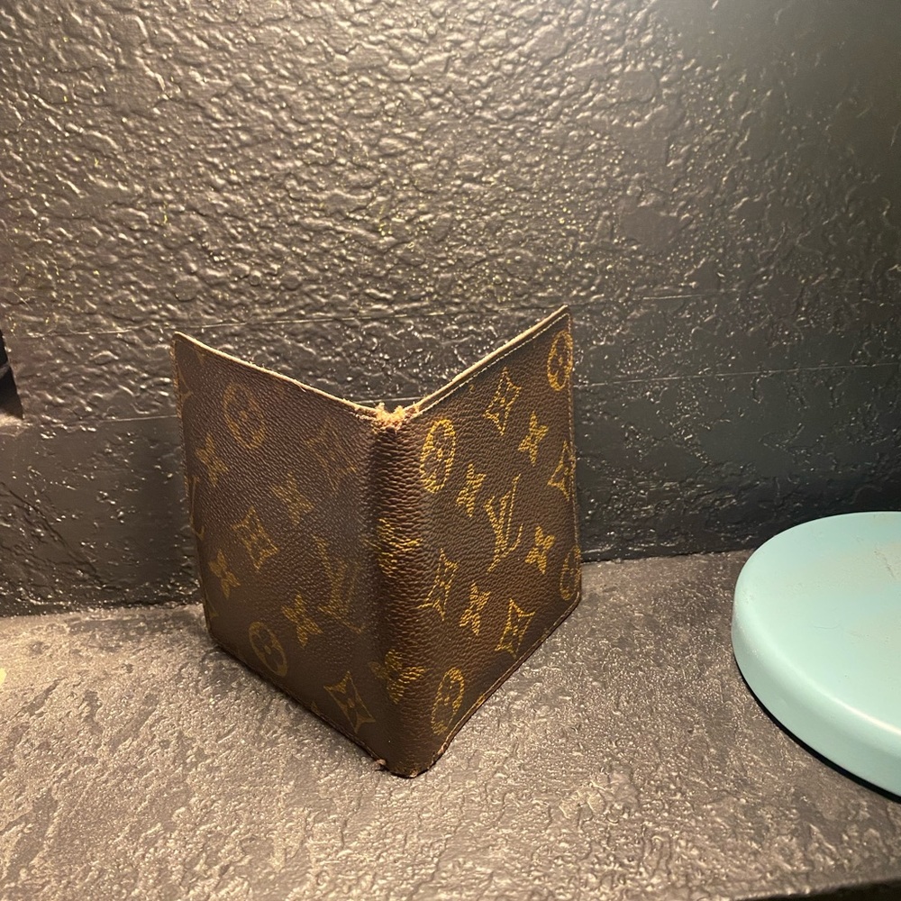 Used authentic Louis Vuitton monogram wallet, good condition